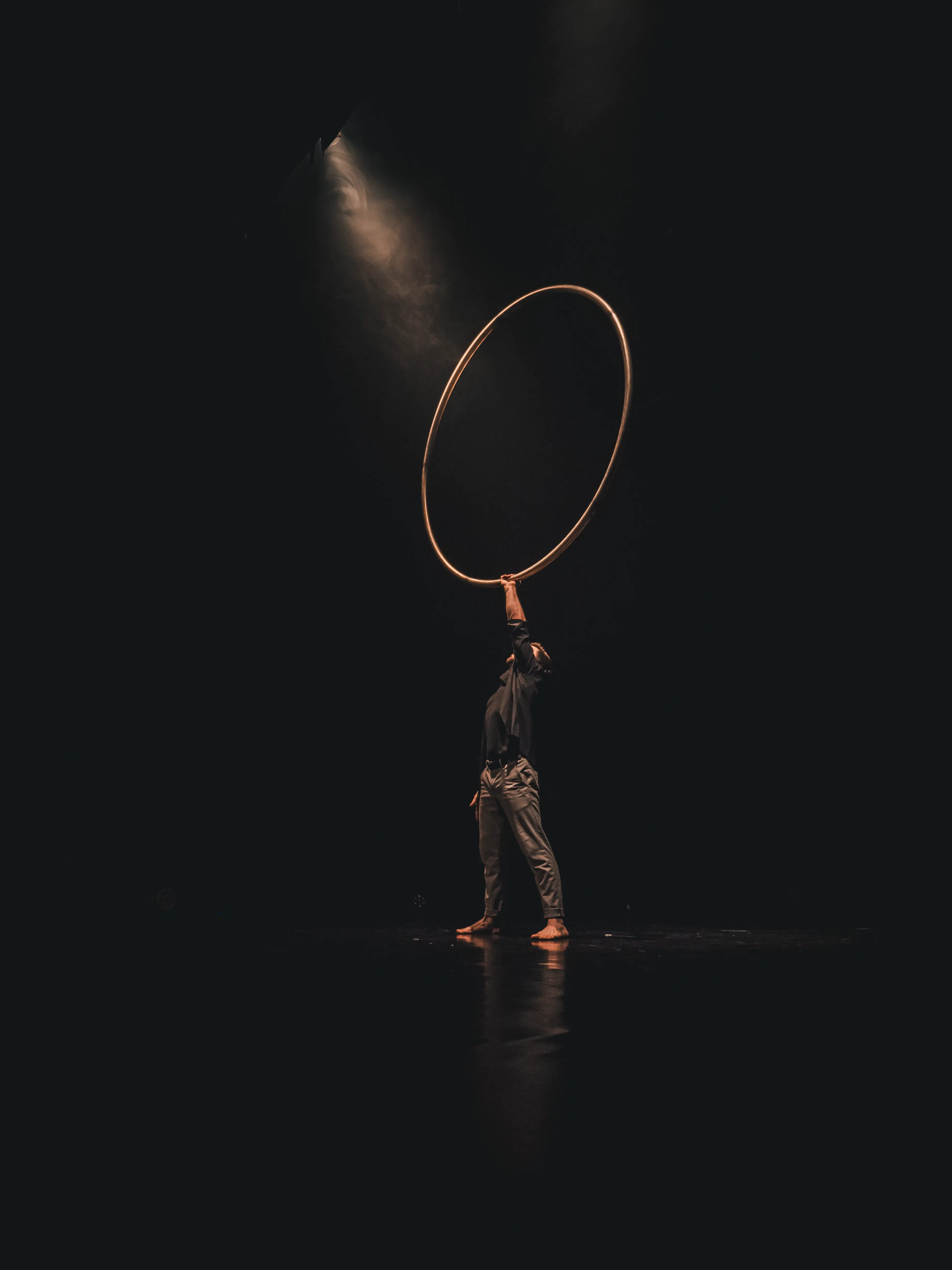 Karlo Janke bei einer Cyr Wheel Performance – Professioneller Zirkusartist in Aktion